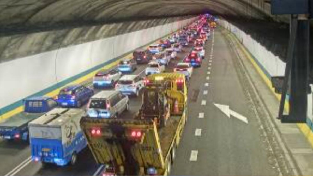 快訊/國3南下新店隧道5車連撞!「全線紫爆」時速剩10公里
