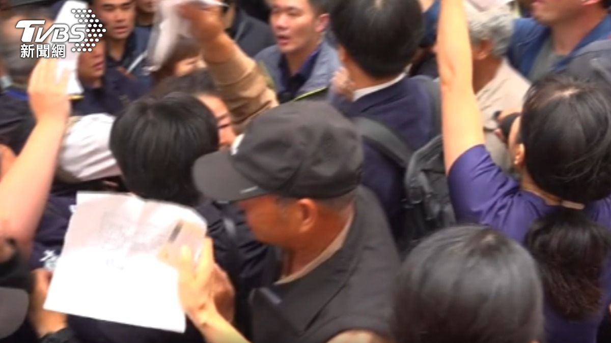 社子島案爆推擠衝突！　自救會討發言權。（圖／TVBS）