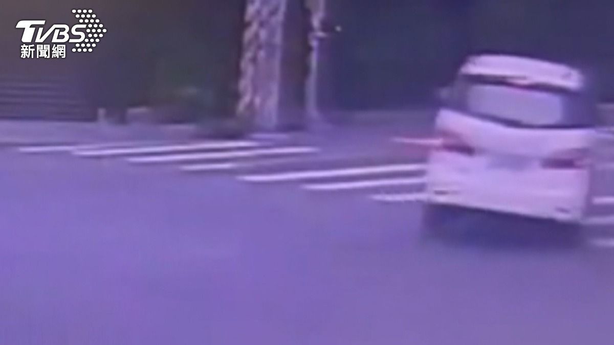 國小校門前驚見「瘋狂甩尾」!白車繞圈險撞車 警追公共危險罪