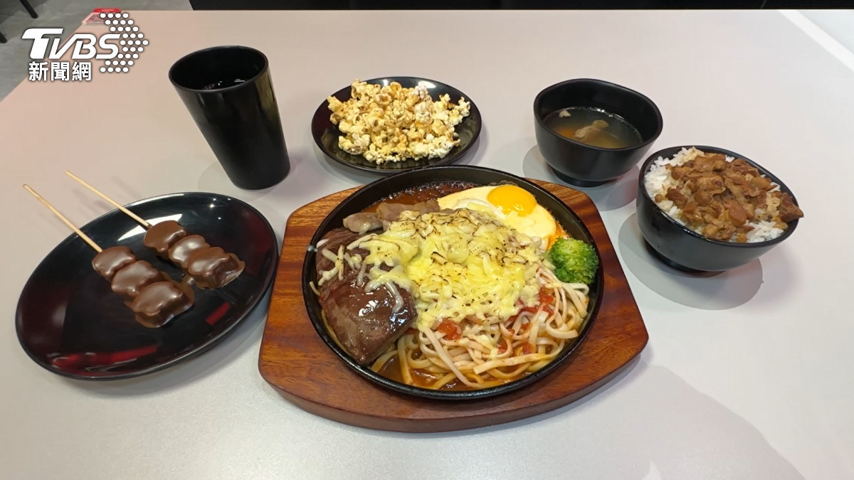 屏東一間牛排店逆勢降價,部分排餐價格全面調降,最多甚至降了一百元。(圖/TVBS)