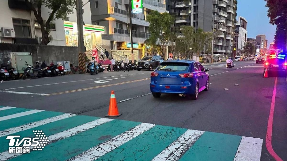 台中77歲婦過馬路遭撞!搶救2天不治 家屬淚求畫面