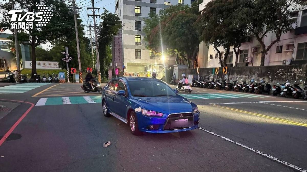 39歲曾男開車右轉撞上過馬路的77歲李姓婦人。(圖/TVBS)