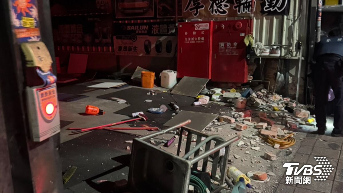 男子毒駕撞進汽修店。(圖/TVBS)