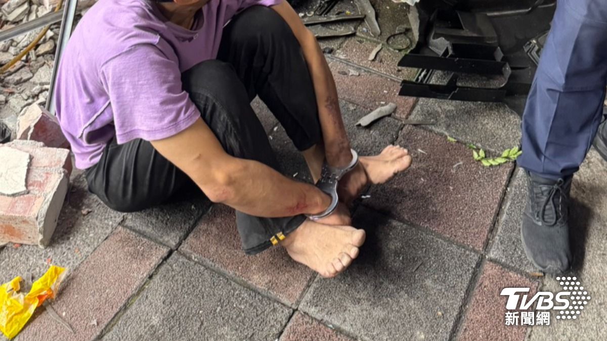 男子毒駕撞進汽修店。(圖/TVBS)
