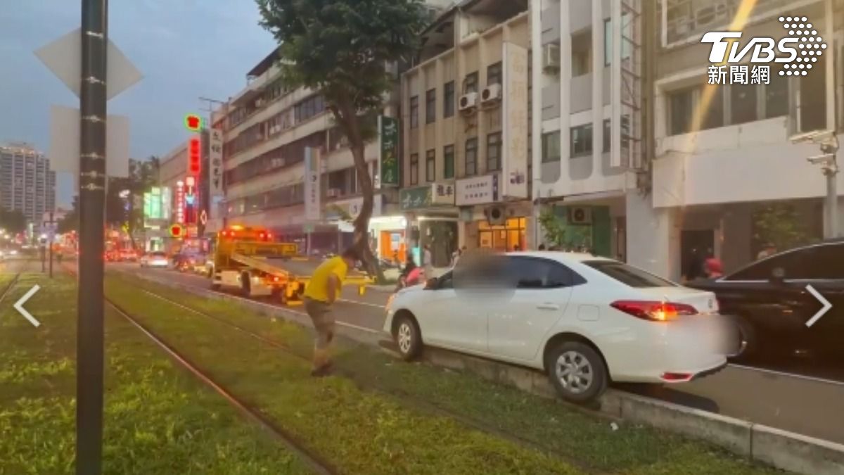 高雄輕軌軌道區，又傳出車輛誤闖，這次是香港遊客，自駕時疑路況不熟闖禍。（圖／TVBS）
