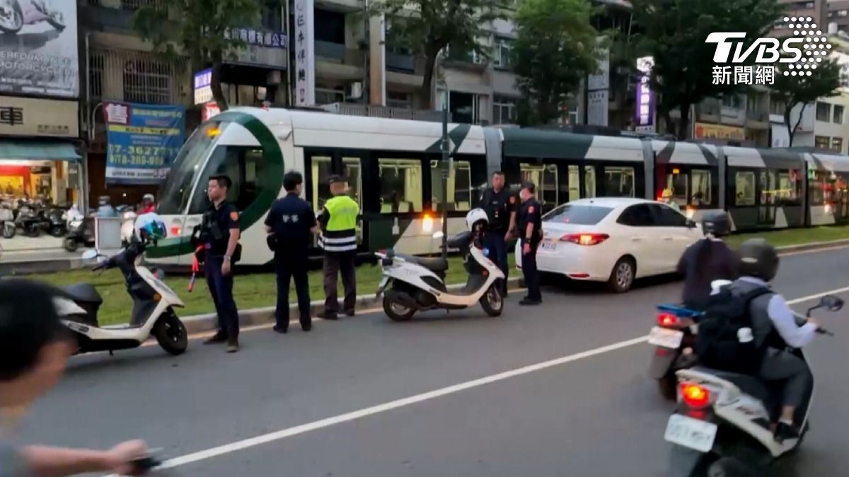 香港遊客自駕誤闖高雄輕軌軌道，由於是下班時間，一度擔心影響交通。（圖／TVBS）