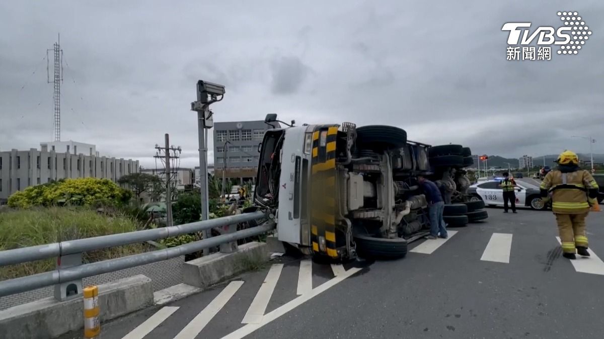 台東市區一輛水泥預拌車，左轉上馬蘭橋時突然側翻，引發巨響嚇壞附近民眾。（圖／TVBS）