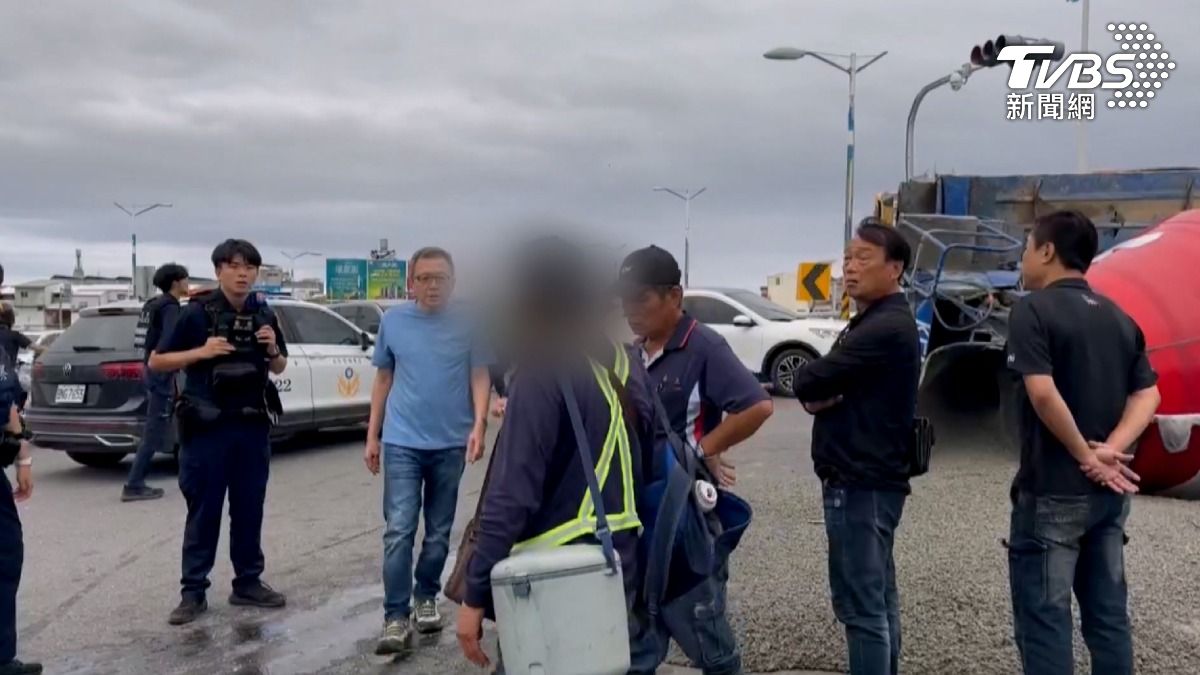 水泥預拌車當天開了5趟，結果還是上到馬蘭橋時失控側翻，還疑路邊有高低差惹禍。（圖／TVBS）