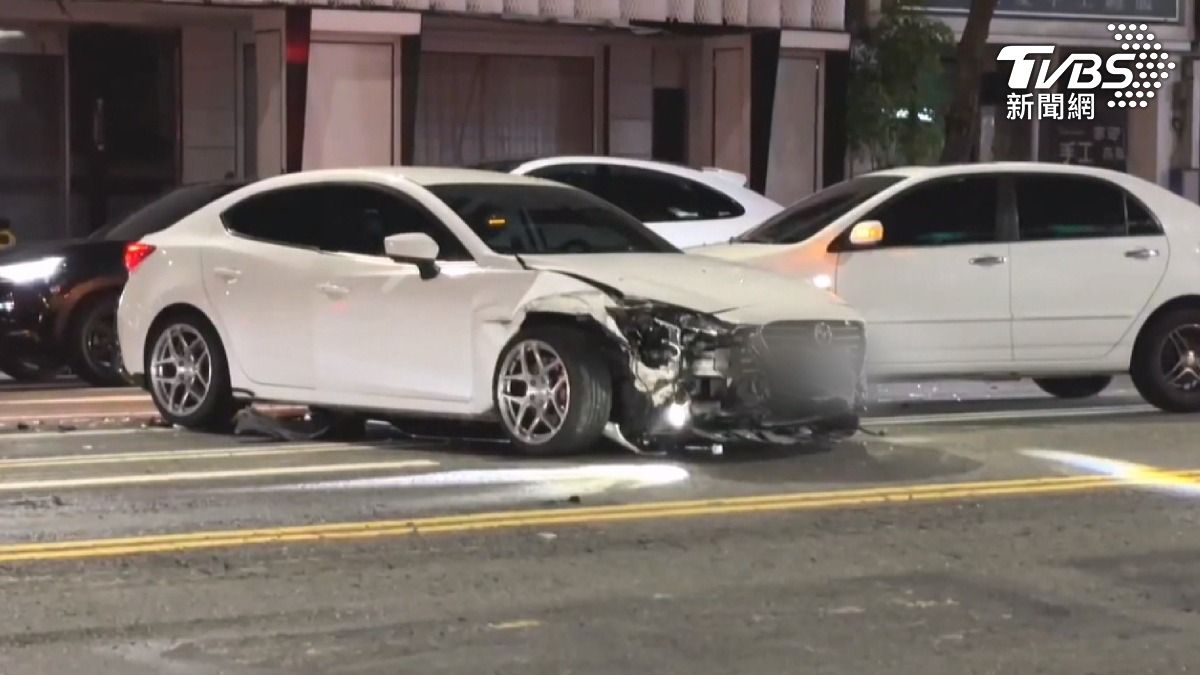 肇事車輛甩尾打橫,右側車頭嚴重毀損,被撞的兩輛車也板金凹陷,現場滿地碎玻璃。(圖/TVBS)
