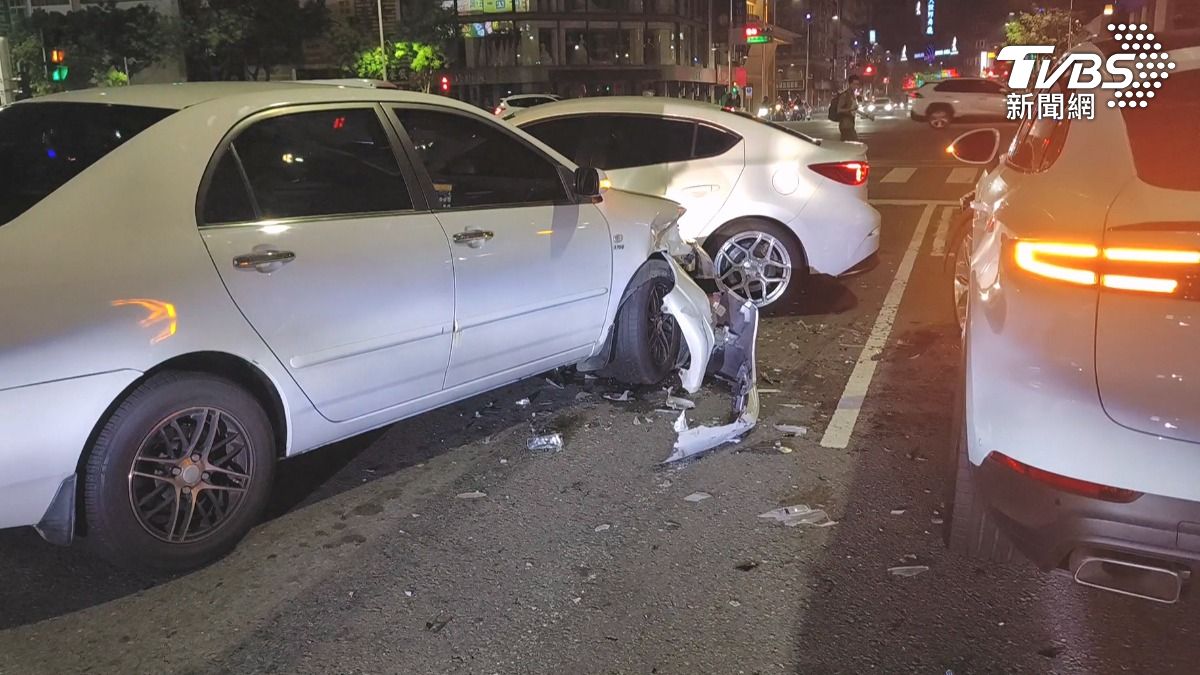 肇事駕駛表示是煞車不及車輛打滑所致,但被撞的駕駛則指出,肇事車輛當時車速非常快。(圖/TVBS)