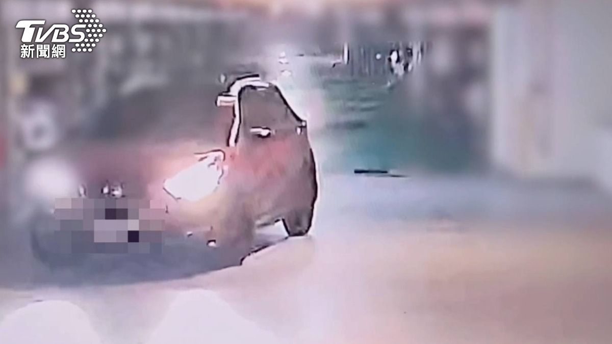 男子將車輛開車。(圖/TVBS)