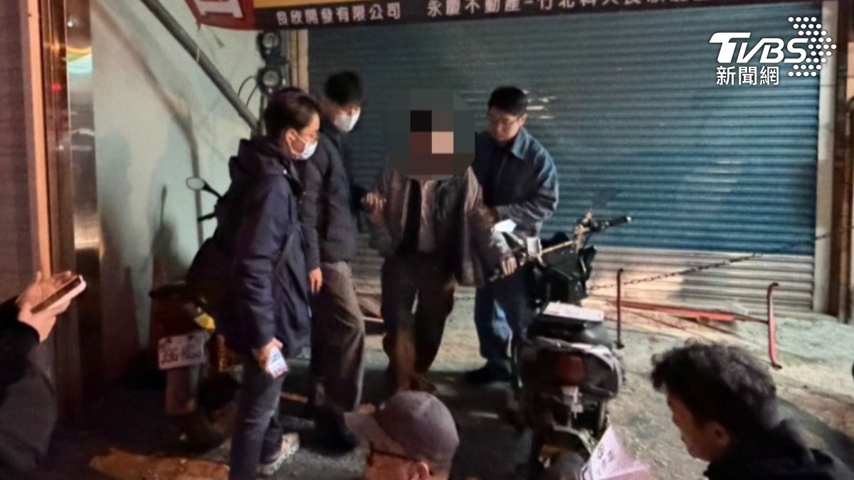 竹北77歲翁淪「高齡車手」!拄枴杖還跑給警追 下秒腳麻