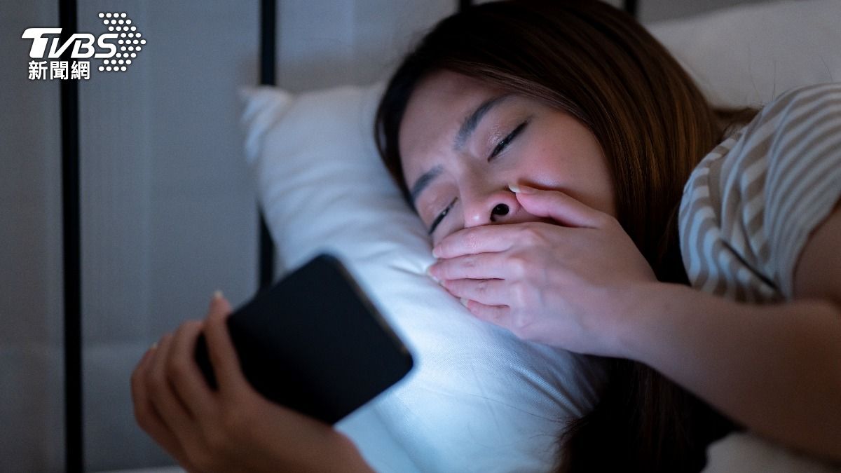 「睡前滑手機」成習慣？研究曝驚人代價：體重恐悄悄上升