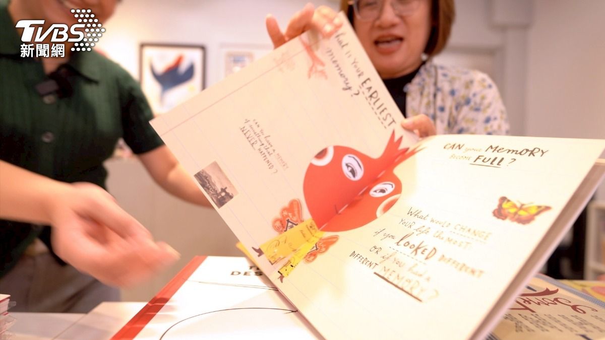洋蔥書裏的問題超難答。左頁問: 你最早的記憶是什麼 ? 陳培瑜說每答完一題,就可以剝一塊洋蔥,最後是一顆完整的洋蔥在手上,一個完整的自己。(圖/柯勝雄攝)