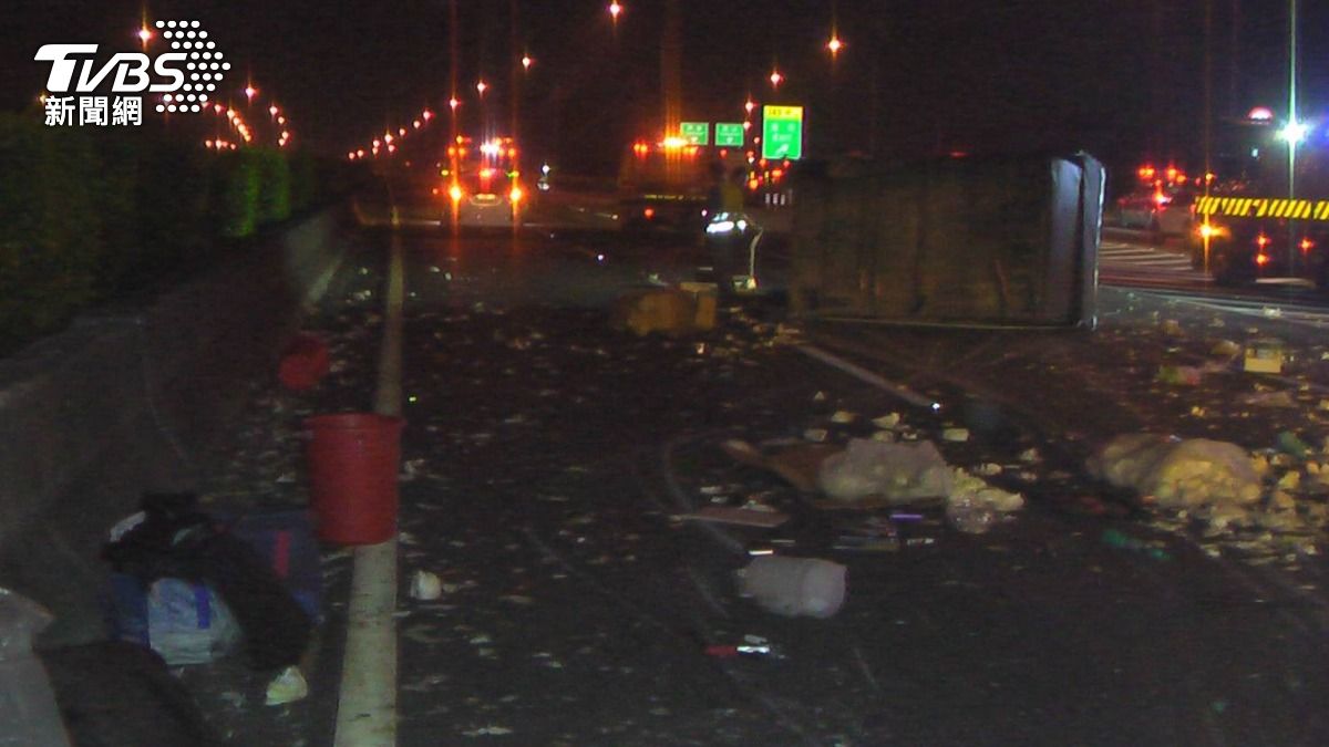 國1深夜爆胎自撞!小貨車零件噴散一地 3人受傷緊急送醫