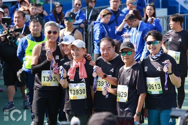 周潤發曾率多名老友順利完賽10公里賽事。(圖/香港01提供)