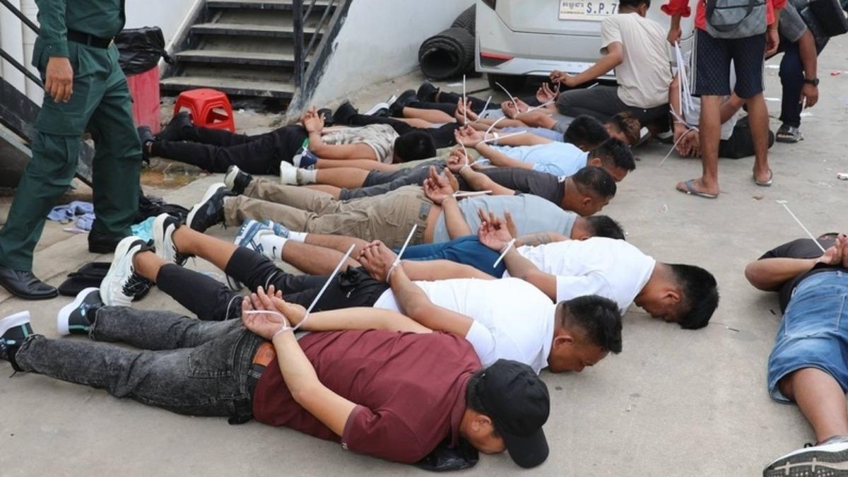 柬埔寨執法部門上月29日在波比市「寶龍3園區」展開大規模打擊電信詐騙的行動。(圖/翻攝自柬中時報)