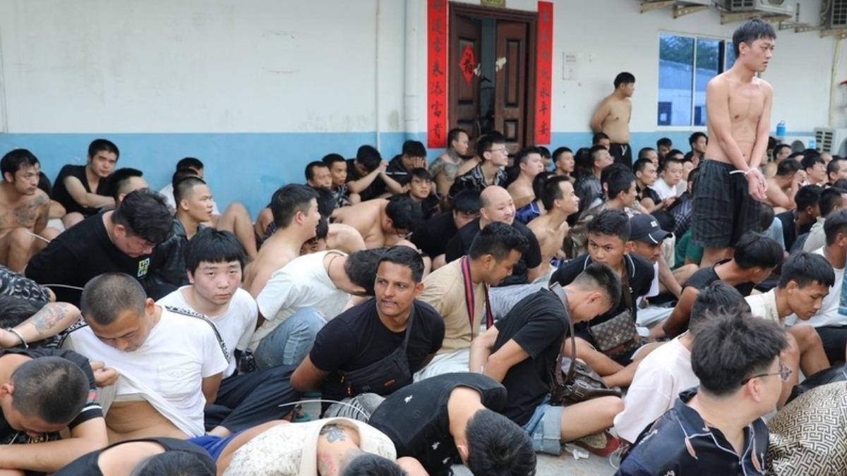 柬埔寨執法部門上月29日在波比市「寶龍3園區」展開大規模打擊電信詐騙的行動。(圖/翻攝自柬中時報)
