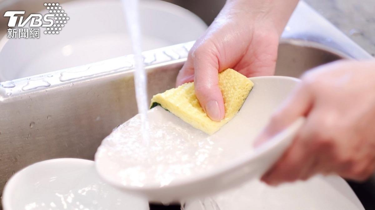 全家恐吃菌!日研究:用菜瓜布清水洗碗「比馬桶還髒」