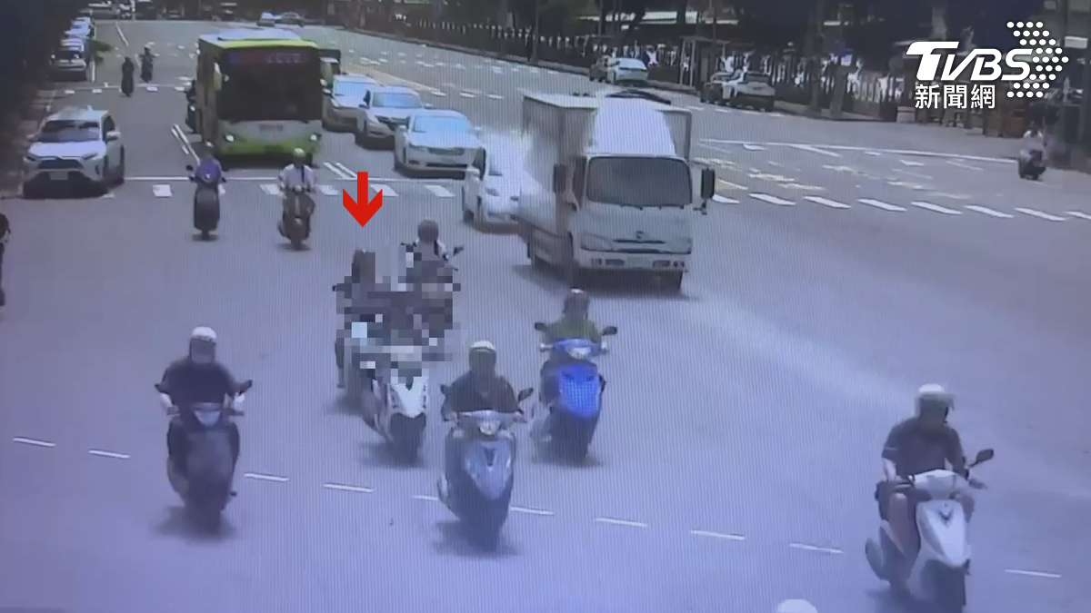 高雄市楠梓區日前驚傳尾隨事件,一名女騎士騎車途中遭陌生男子一路尾隨長達5分鐘。(圖/TVBS)
