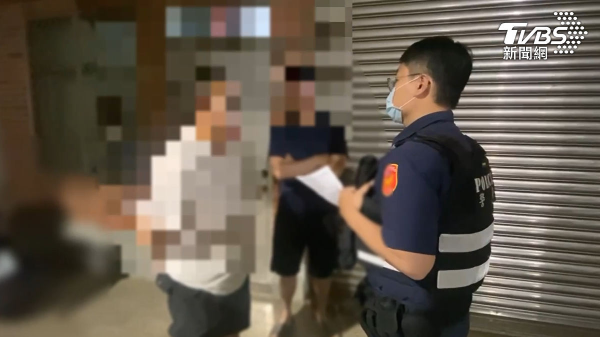 員警要求該名男子不得再有類似舉動,如再有違法情事,將依社會秩序維護法及跟蹤騷擾防制法究辦。(圖/TVBS)