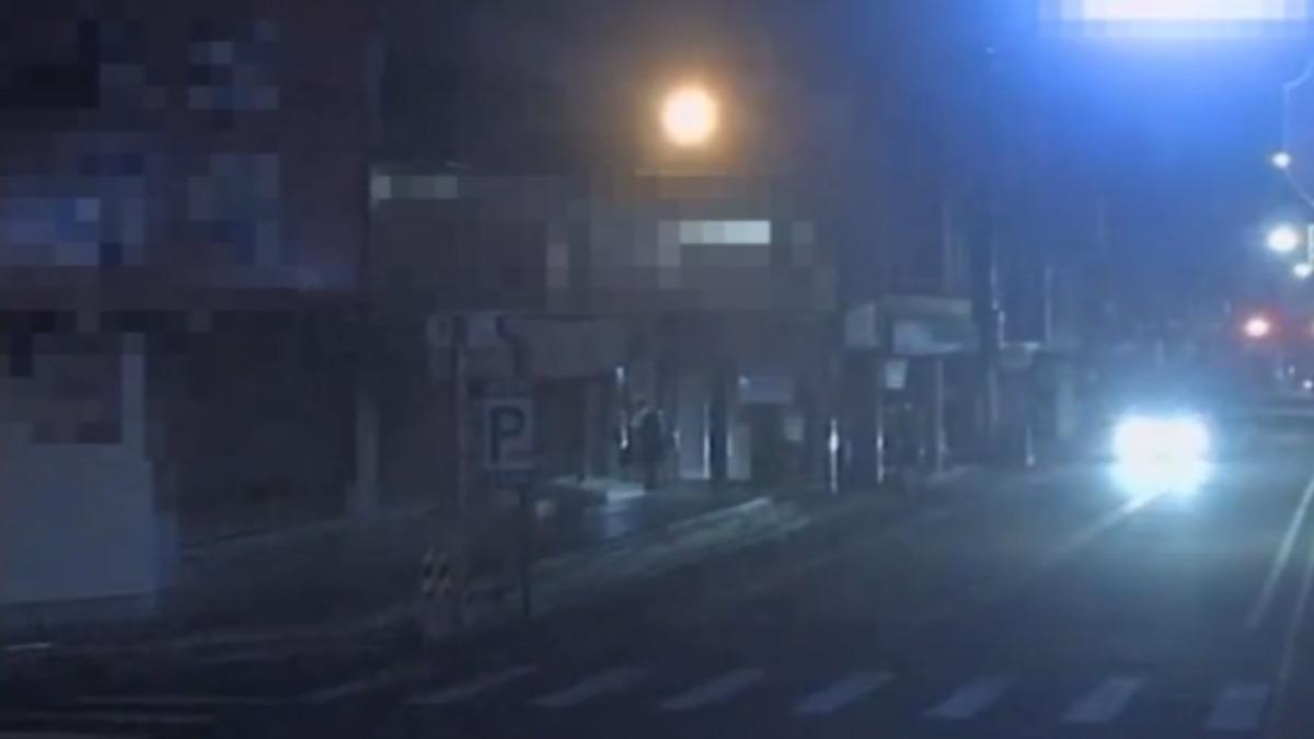 男子二度持刀出現在街頭。（圖／民眾提供）