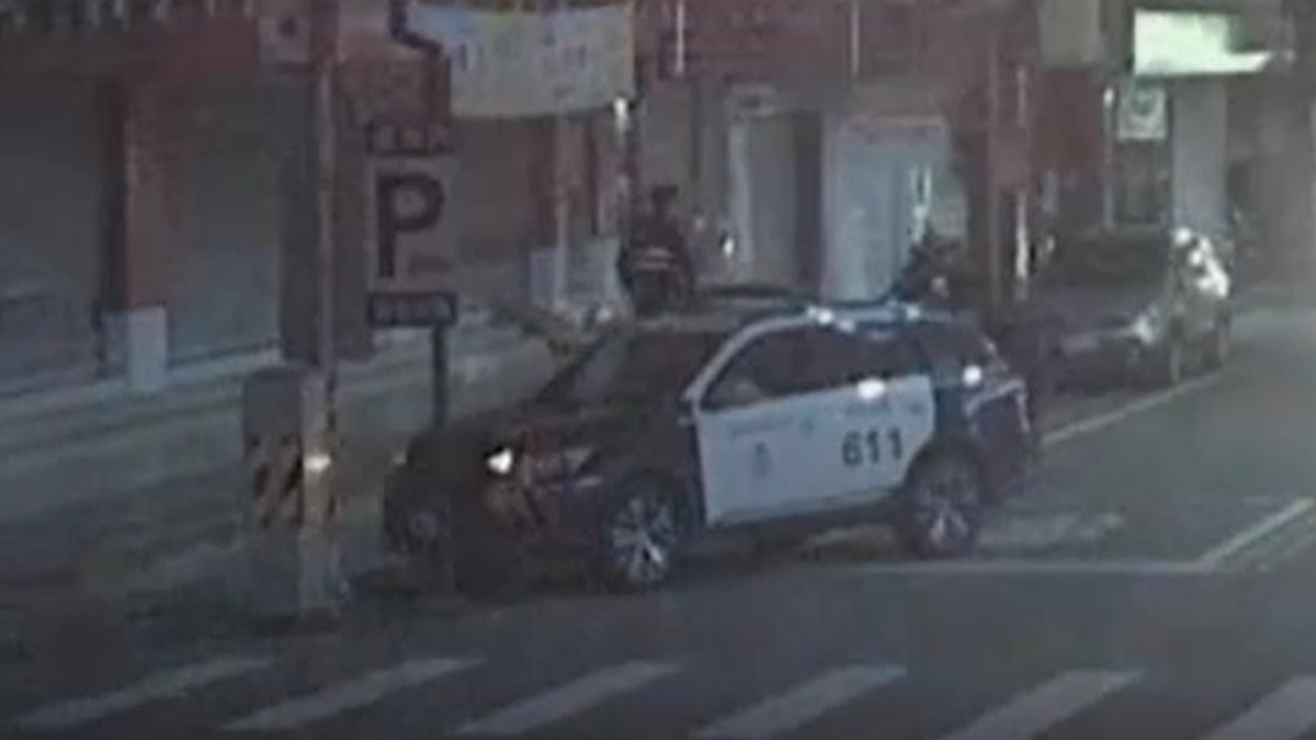 警方調閱監視器比對,發現兩次在街頭亮長刀的是同一人。(圖/TVBS)
