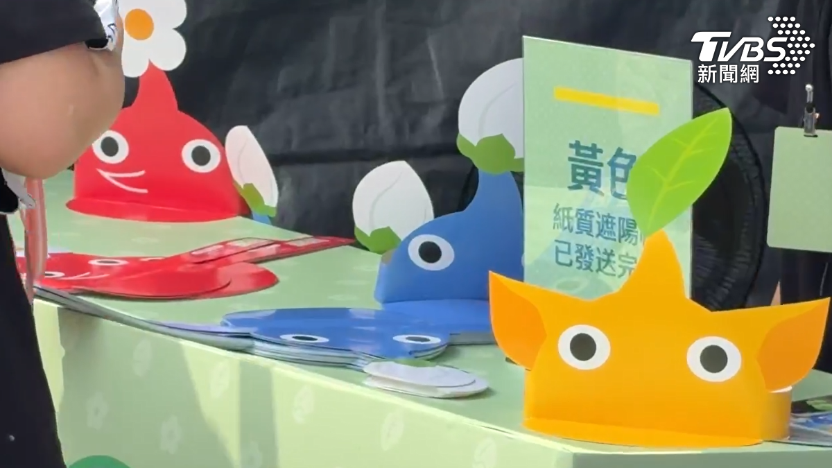 免費遮陽板不到20分鐘便發放完畢，引發不少玩家抱怨，主辦單位緊急協調延長發放時間至晚上6點。（圖／TVBS）