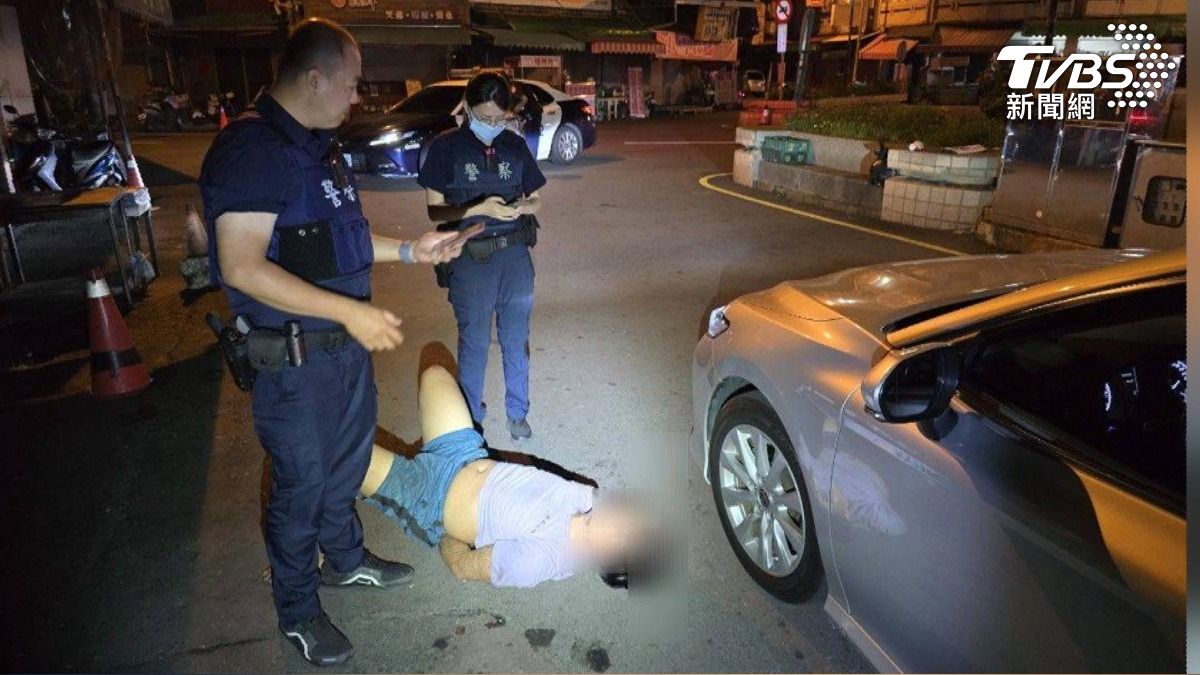 影音/詐騙車手深夜提款!見警「狂奔丟10萬」企圖脫罪 遭外送員攔下。(圖/TVBS)