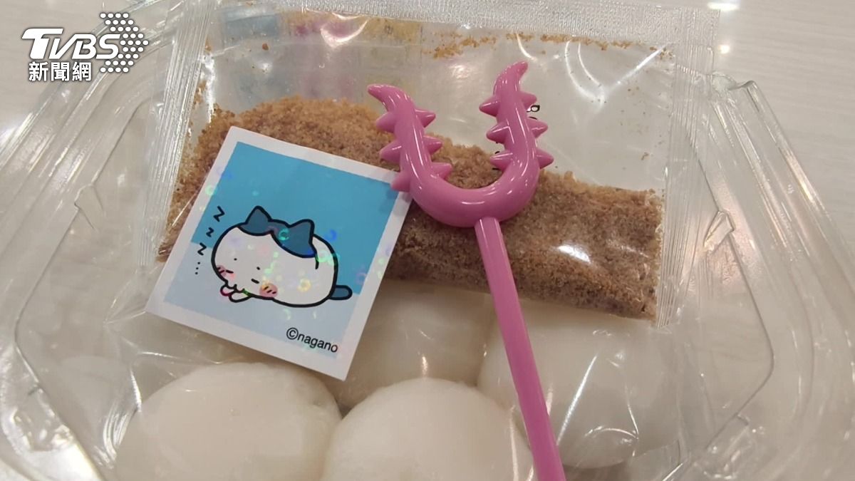 吉伊卡哇推出的麻糬，還附上討伐棒。（圖／TVBS）