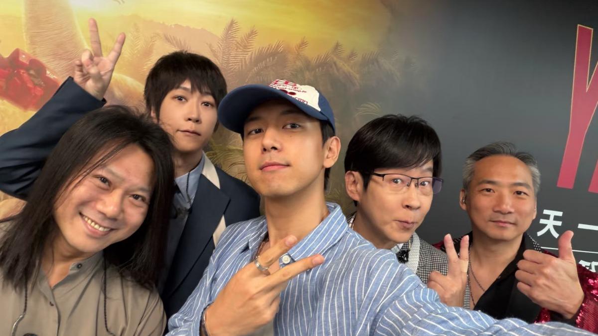 大陸男神李現曬出與阿信等人的合照。(圖/翻攝自李現小紅書)