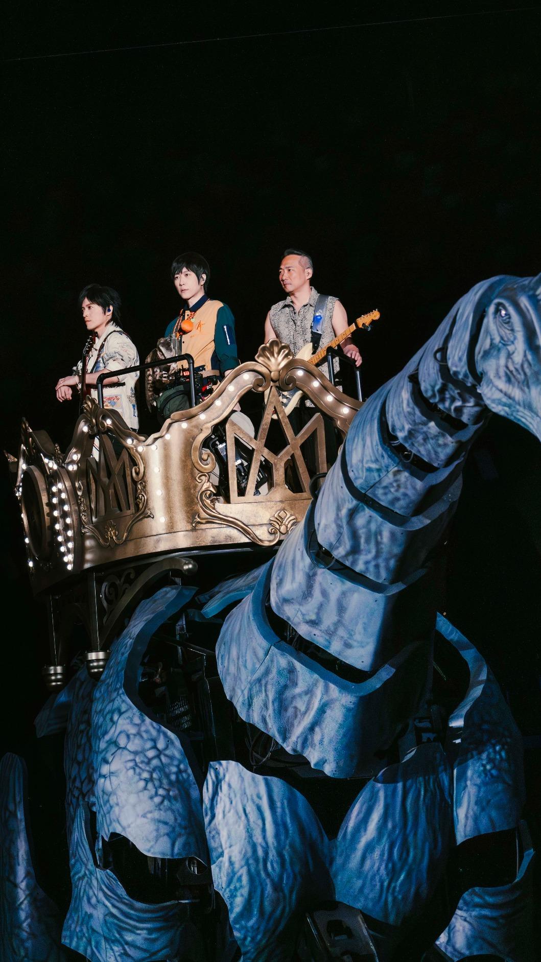 怪獸(左起)、阿信及石頭登上恐龍移動舞台。(圖/相信音樂提供)