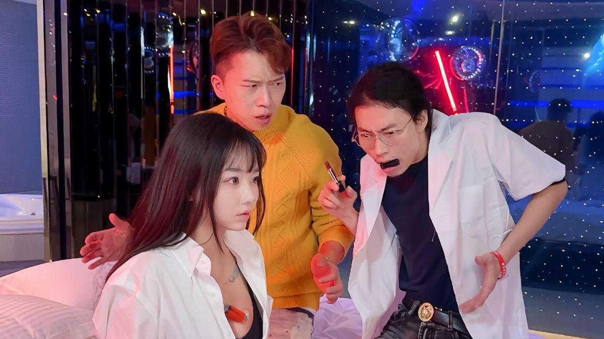 瑋哥和周靄宏致敬周星馳經典《百變星君》,神還原「口紅定位」橋段。(圖/周靄宏提供)