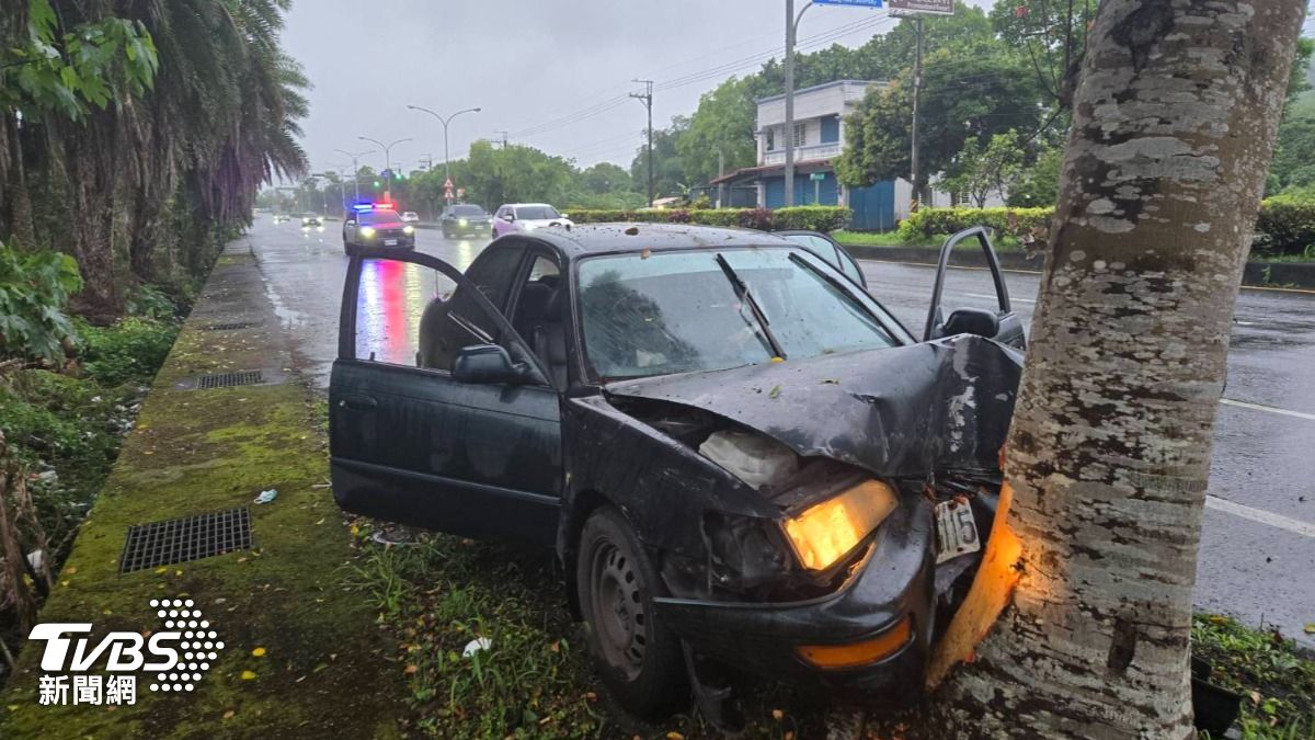 有片/花蓮轎車失控撞樹「車頭V字凹陷」 71歲男駕駛傷重不治