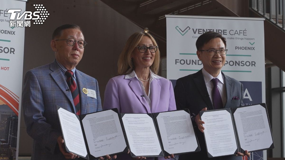 台灣AI大聯盟喬培偉副會長(左)、亞利桑那商務廳（ACA）總裁 Sandra Watson簽署MOU，外貿協會董事長黃志芳見證。(圖／TVBS)