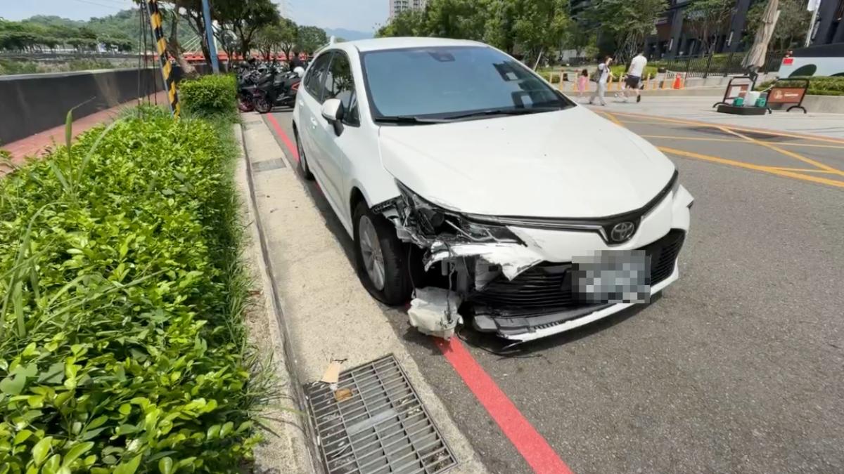 肇事男子的轎車車頭燈全毀。（圖／TVBS）