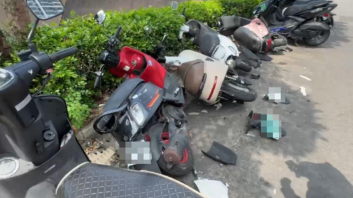 整排倒地!台中男租車撞翻29台機車 居民傻眼笑出來:我去撿車牌