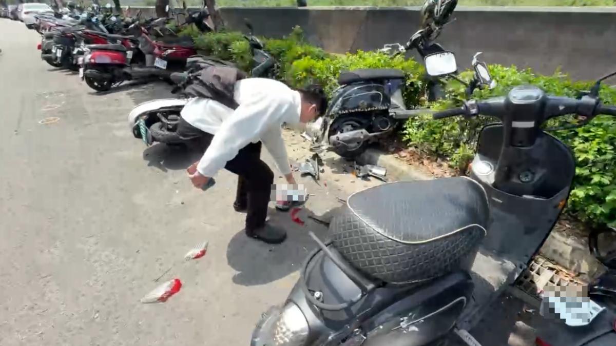 附近居民機車遭撞，幽默表示「我現在要把我的車牌撿上去，真的太好笑了」。（圖／TVBS）