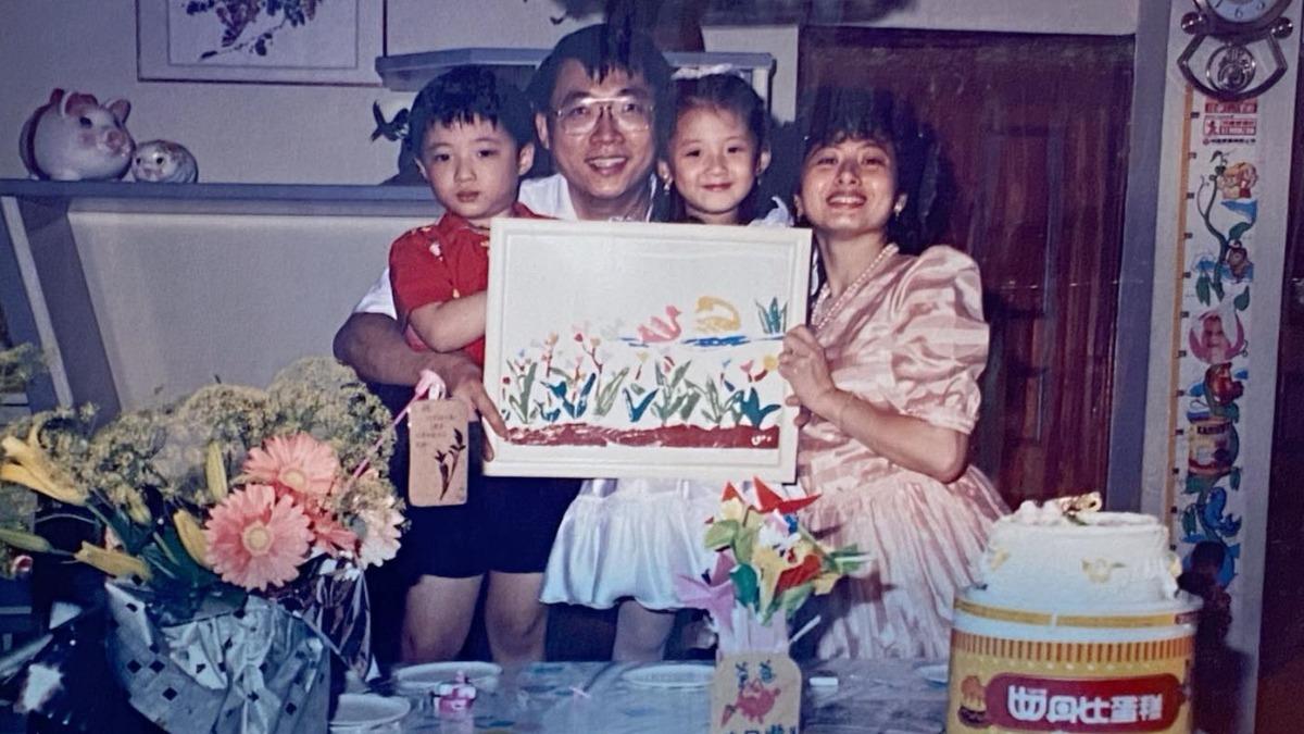 林逸欣曬出小時候的全家福悼念爸爸。(圖/翻攝自林逸欣臉書)