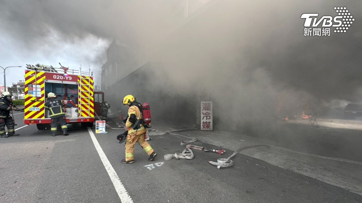 高雄民宅濃煙狂竄!火勢波及汽修廠 1男被救出送醫