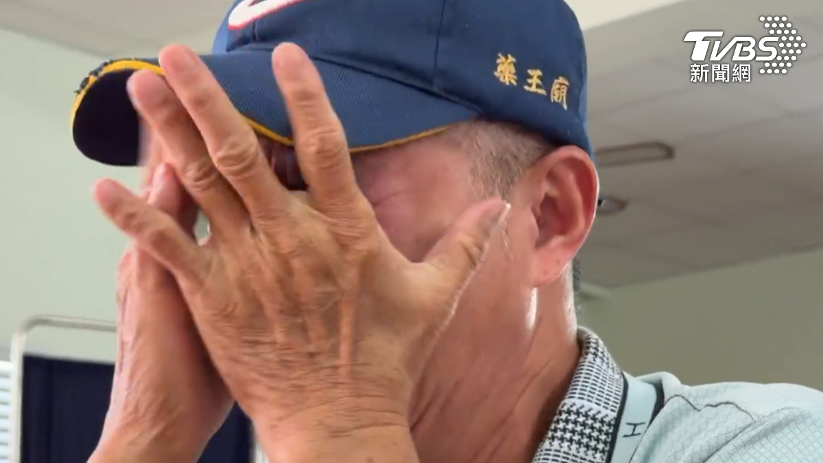 南市中西區藥王里長邱彌文面對鏡頭難過到說不出話,因為凶嫌與死者都與他熟識,雙方竟是一對年邁的姊妹花。(圖/TVBS)