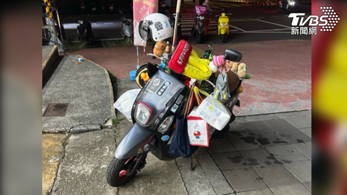 事發超商外面，還能看見許姓女子的「小戰車」，車上掛滿娃娃、雜物及兩頂安全帽，疑似都是偷來的贓物，警方證實她是一名慣竊（圖／TVBS）