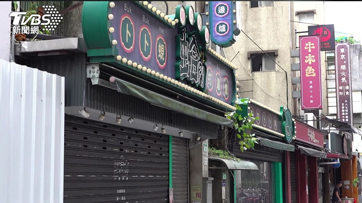 市民大道四段上的火鍋以及溫體牛,悄悄地在門外貼上了暫停營業的告示。(圖/TVBS)