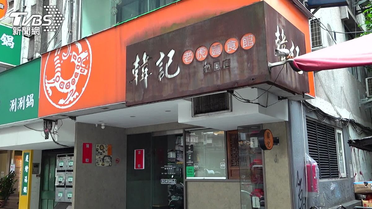 韓記老虎麵店2月底微風店歇業,不過至今仍可以看到店外貼著頂讓的公告。(圖/TVBS)