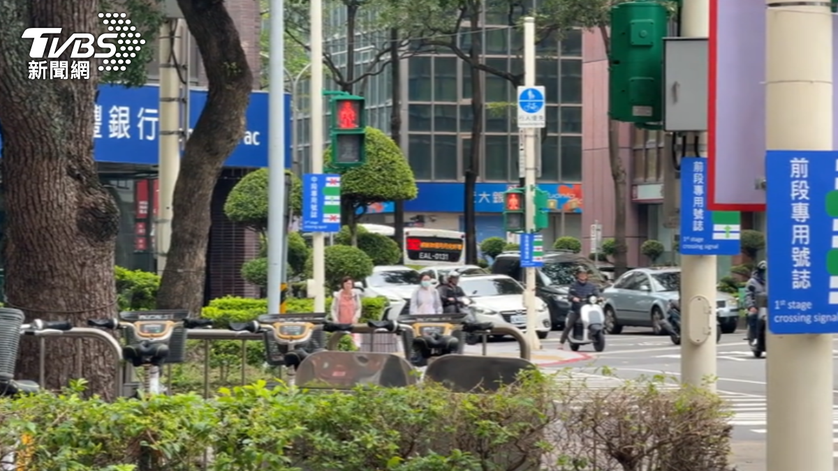 北市交工處推動「行人分段穿越結合公車月台」。(圖/TVBS)