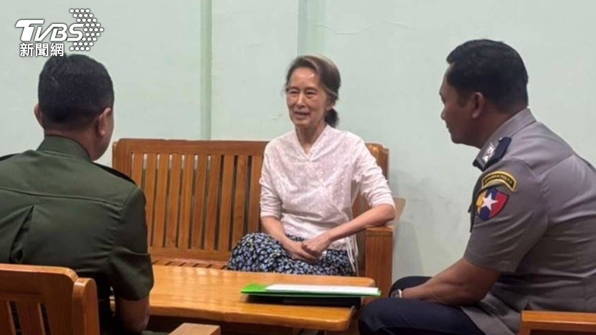 緬甸軍政府釋出前領導人翁山蘇姬軟禁照片,拍攝地點不明。(圖/達志影像美聯社)