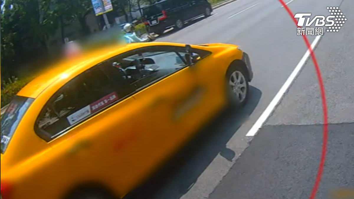 騎士指控遭計程車司機追逐、逼迫讓道,但無奈檢舉危險駕駛有困難。 (圖/TVBS)