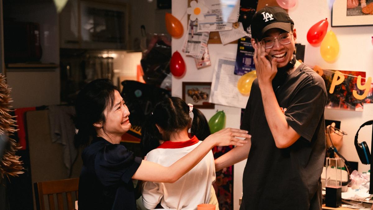 導演楊宗樺(右)感動落淚。(圖/公視提供)