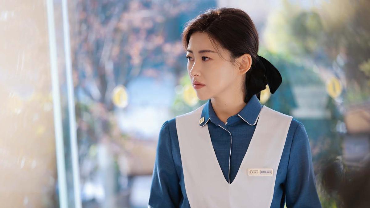朱珠把清潔員制服穿出高級感。(圖/愛奇藝國際版提供)