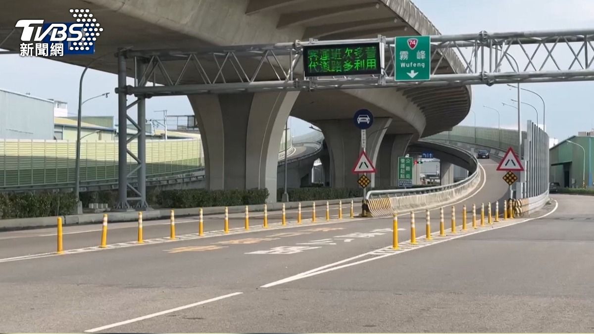 重機車隊指控台74草湖匝道，匝道標示不清害車友全部誤闖遭開單（圖／TVBS）